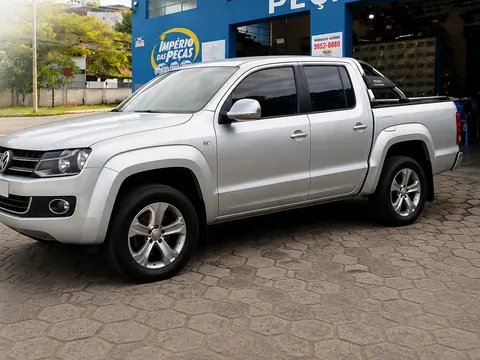 Volkswagen Amarok prata cabine dupla em frente à loja azul