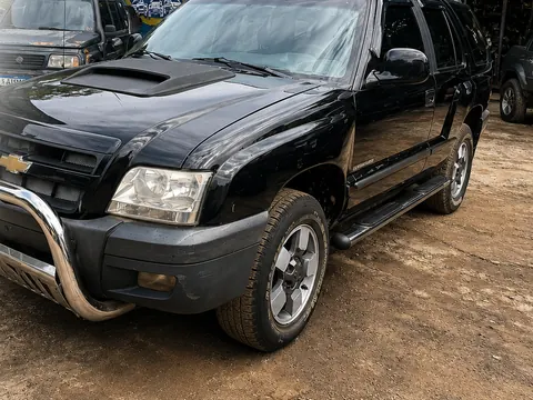 Chevrolet Blazer preta com quebra-mato no pátio