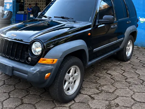 Jeep Cherokee preto em frente à loja azul