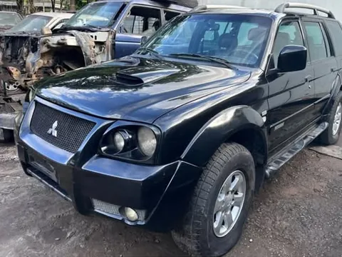 Mitsubishi Pajero Sport preta no pátio de desmonte