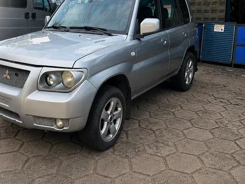 Mitsubishi Pajero TR4 prata no pátio