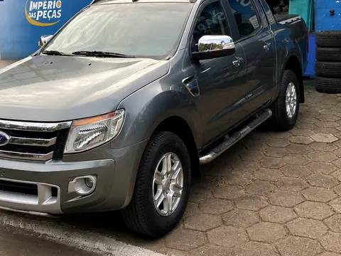 Ford Ranger cinza cabine dupla em frente à loja