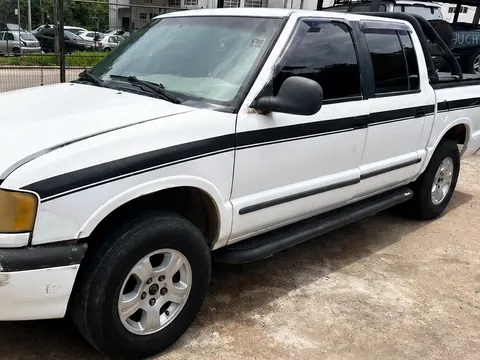 Chevrolet S10 branca cabine dupla com faixa preta lateral